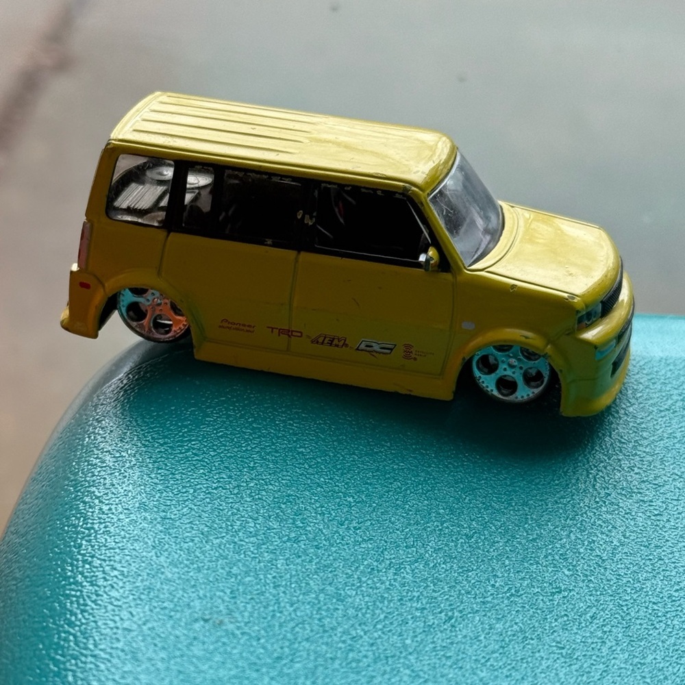 Super Rare 2005 SCION XB Yellow Release Series 2.0 🔥no box good condition - Picture 2 of 8